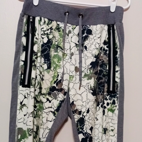 Industry Grey Green Camouflage Leggings Medium 2 deep zip pockets 2 back pockets - Picture 2 of 7